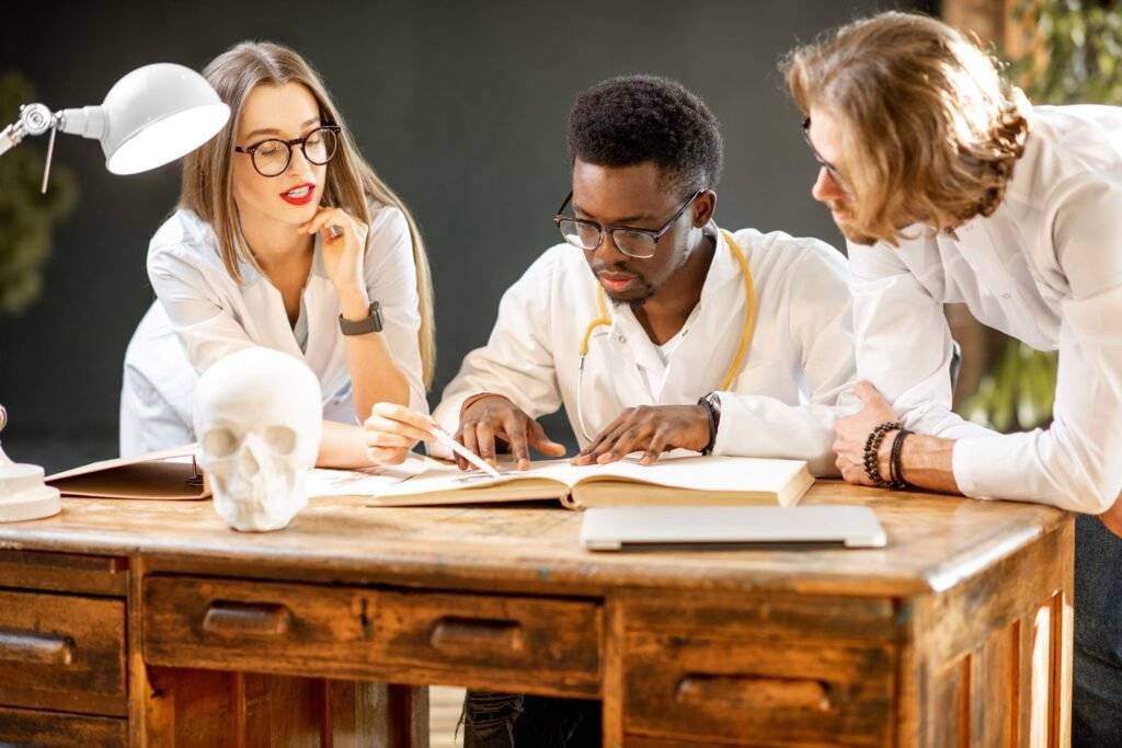 7 Tips on How to Write Your Clinical Experience Descriptions to Make Your PA or Med School Application Standout